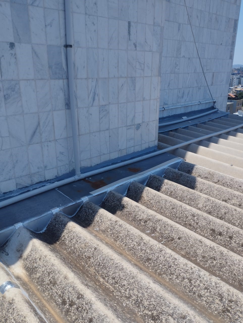 Instalação e manutenção de calhas e rufos 